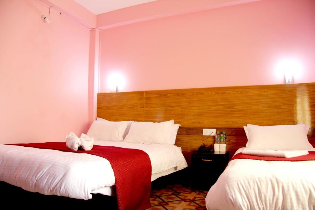 Giường trong phòng chung tại Hotel Buttercup