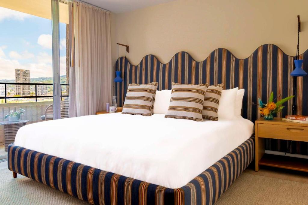 Wayfinder Waikiki - Voted Top 10 Best Hotels in Hawaii! - Suite