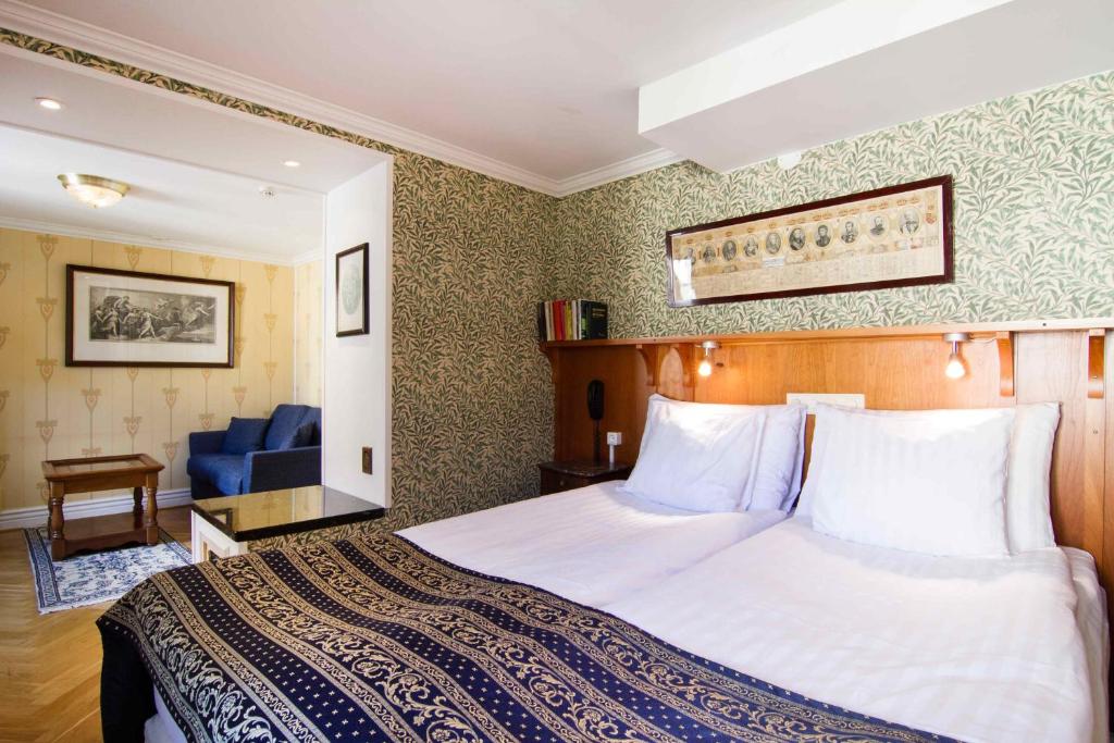 Postel nebo postele na pokoji v ubytování Mayfair Hotel Tunneln
