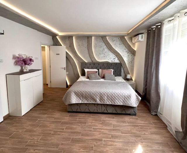 Postel nebo postele na pokoji v ubytování S class apartment