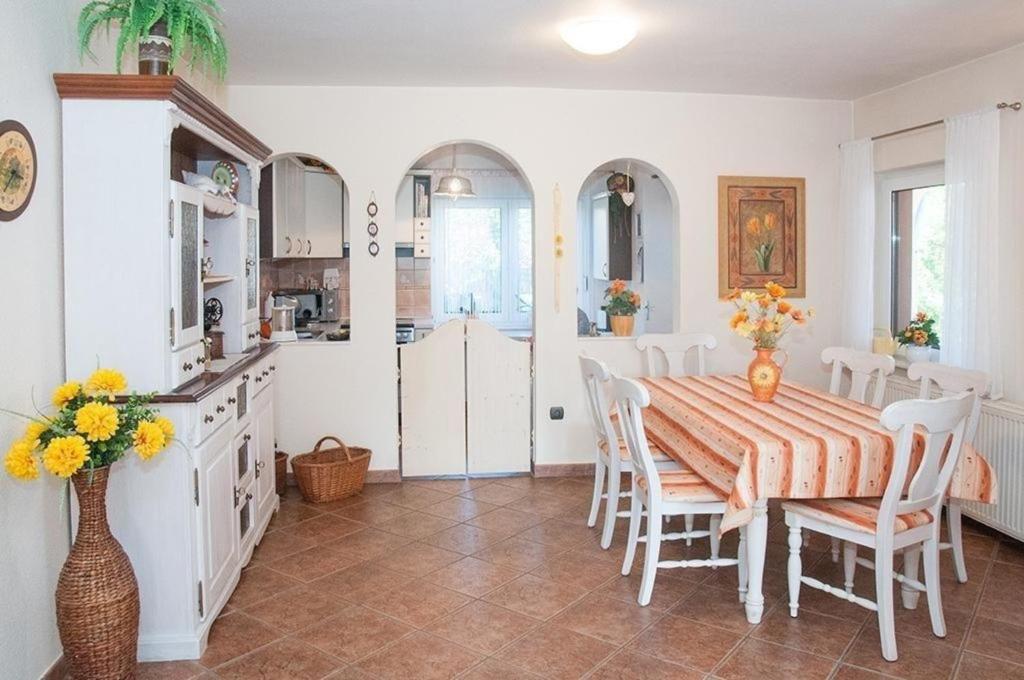 Fotografia z galérie ubytovania Wohnung mit Garten, Grill und Gemeinschaftspool v destinácii Balatonberény