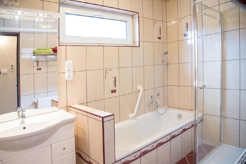 Fotografia z galérie ubytovania Wohnung mit Garten, Grill und Gemeinschaftspool v destinácii Balatonberény