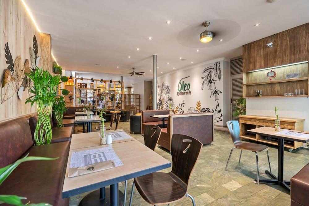 Uma área de estar em Novelty Suites Hotel