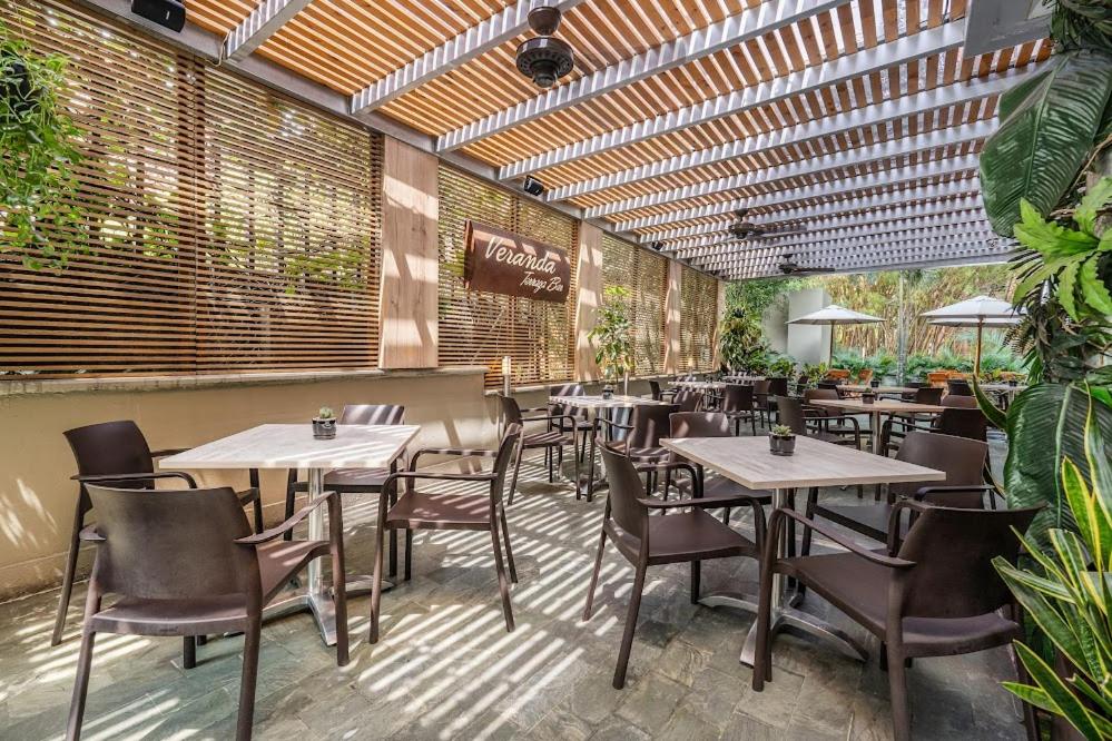 Um restaurante ou outro lugar para comer em Novelty Suites Hotel