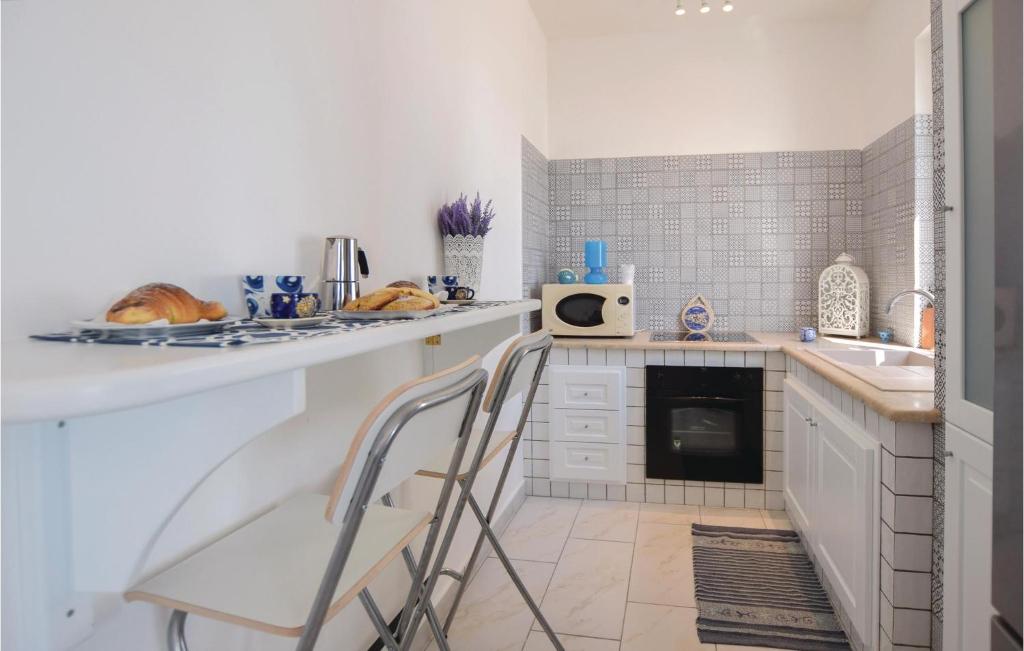 Kuchyňa alebo kuchynka v ubytovaní Cozy Home In San Vito Lo Capo -Tp-