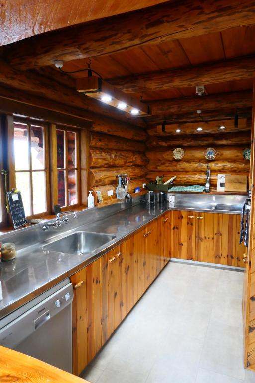 Kuchyň nebo kuchyňský kout v ubytování Ruapehu Log Lodge