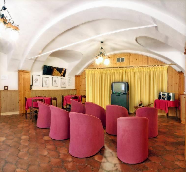 TV a/nebo společenská místnost v ubytování Albergo Il Castellino