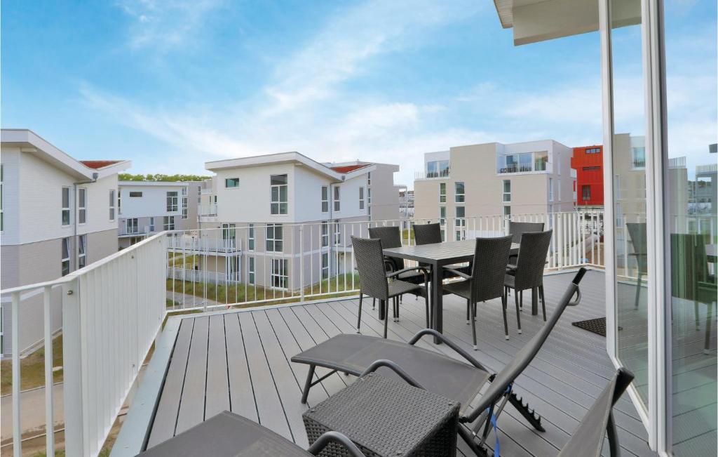 - Balcón con mesa, sillas y edificios en Dünenvilla 13, Whg 10, en Travemünde