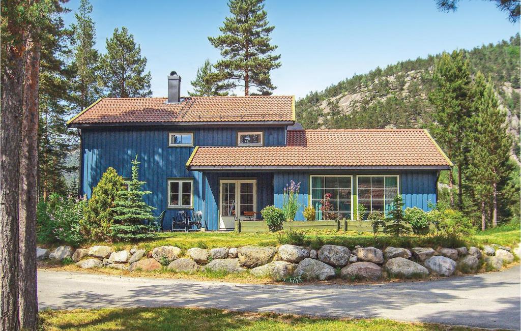 a blue house with a red roof at Bjørnehiet - Hytte 6 in Øvre Ramse