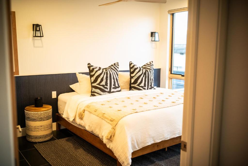 Postel nebo postele na pokoji v ubytování Shorehouse Hotel