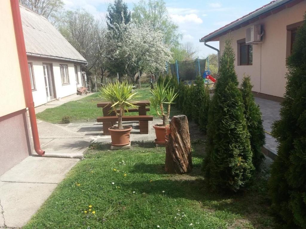 Fotografia z galérie ubytovania Tolles Ferienhaus in Fonyd mit Terrasse, Grill und Garten vo Fonyódi