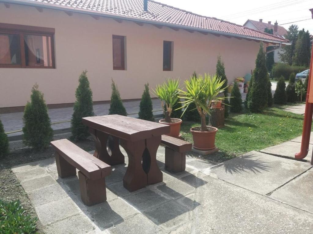 Fotografia z galérie ubytovania Tolles Ferienhaus in Fonyd mit Terrasse, Grill und Garten vo Fonyódi
