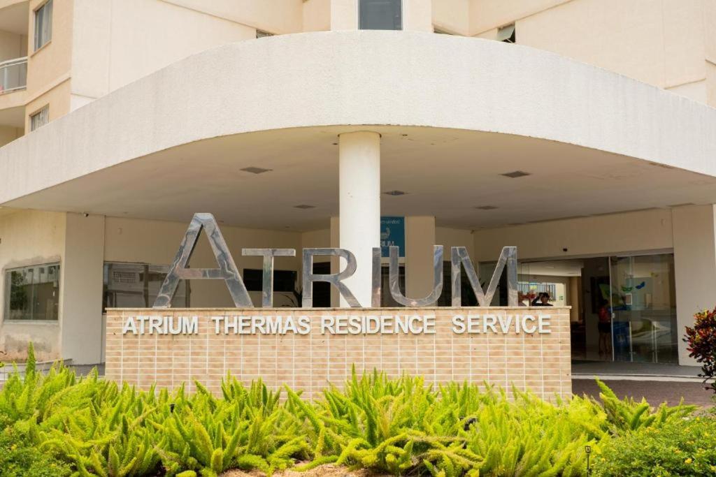 Un cartel para el servicio de referencia de terapias del atrio. en ATRIUM THERMAS Residence Service, en Caldas Novas