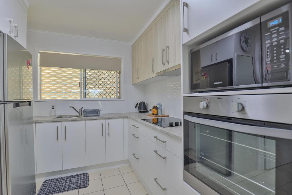 Kuchyň nebo kuchyňský kout v ubytování Beachside Units in the heart of Bargara