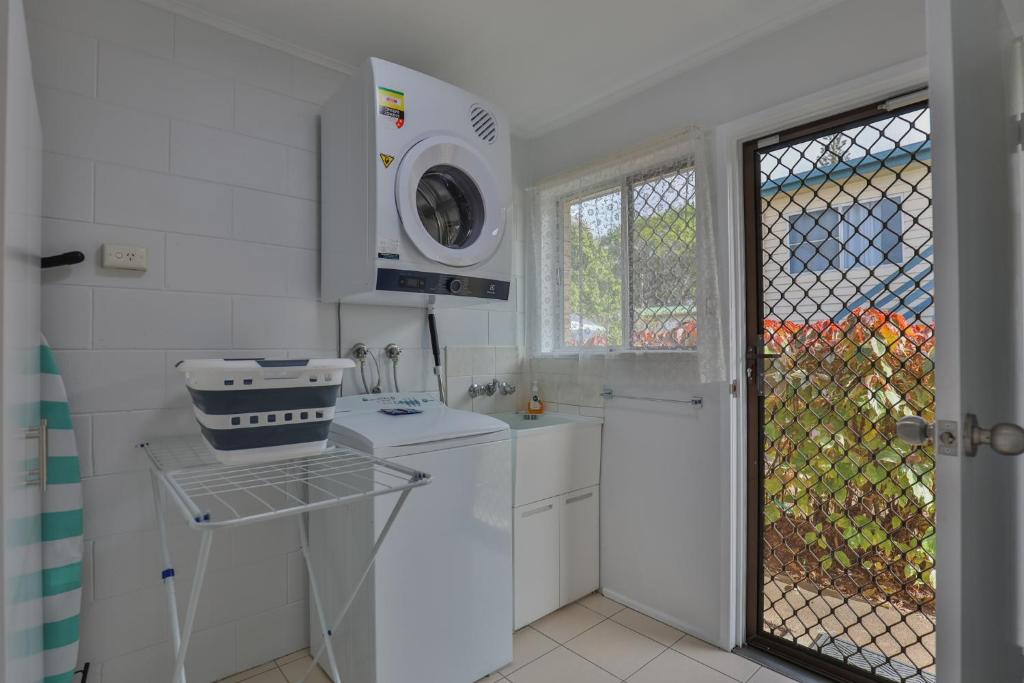 Kuchyň nebo kuchyňský kout v ubytování Beachside Units in the heart of Bargara