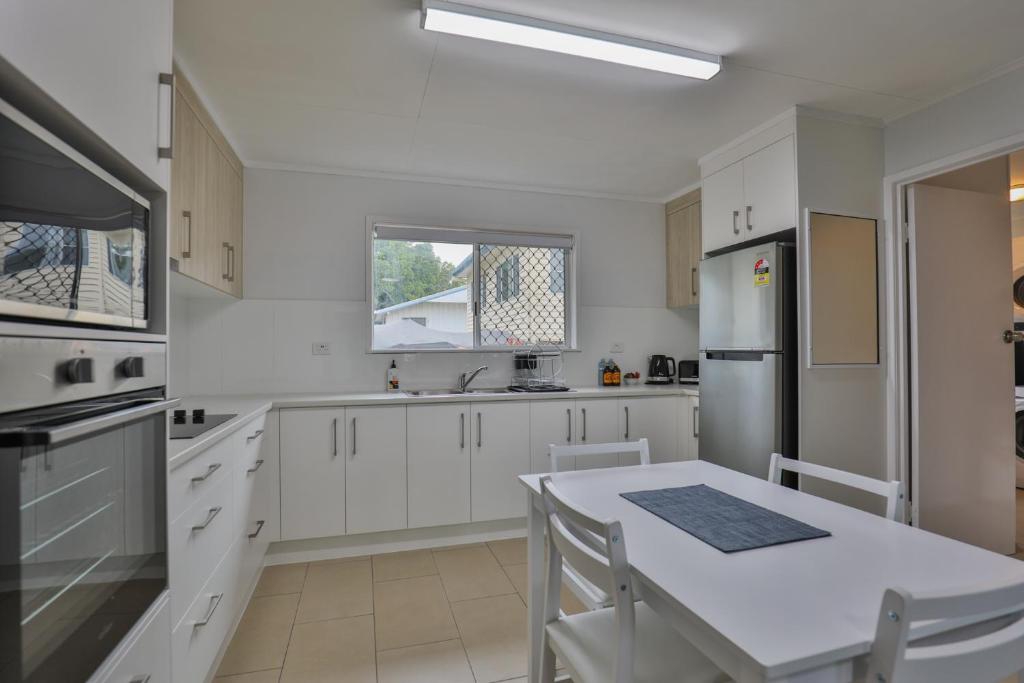 Kuchyň nebo kuchyňský kout v ubytování Beachside Units in the heart of Bargara