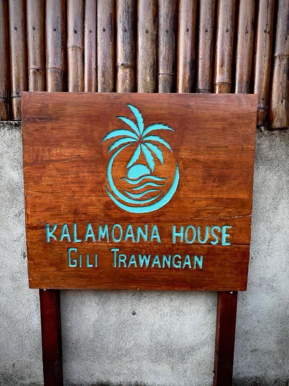 吉利特拉旺安Kalamoana House的aahuahoaho 房子的木制标志 gil transportaganzos