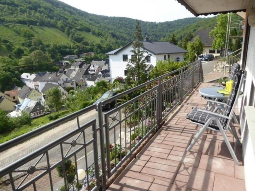 einen Balkon mit Stadtblick in der Unterkunft Schäfers Ferienwohnung Oberdiebach am Mittelrhein in Oberdiebach