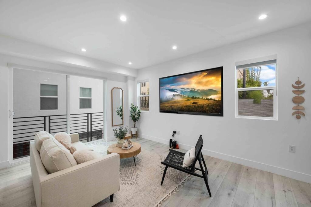 Una sala de estar blanca con un sofá y una mesa. en Prime Location 3BD 3BA Luxury Living in LA, en Los Ángeles