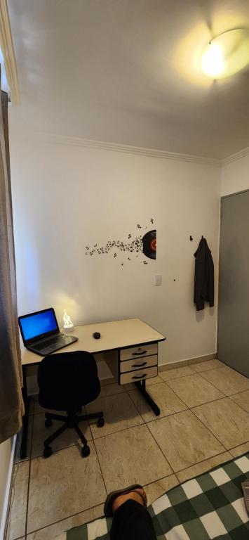 a room with a desk with a laptop on it at AP 3 quartos -2min da ARENA MRV e Expominas- BH in Belo Horizonte