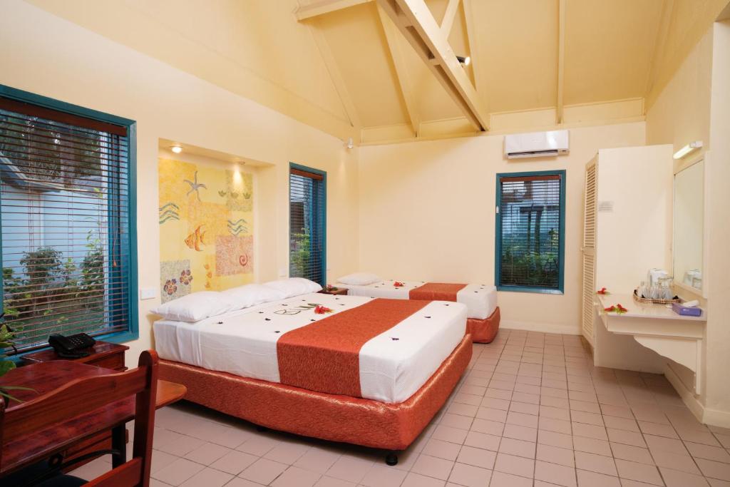 Postel nebo postele na pokoji v ubytování Fiji Hideaway Resort & Spa