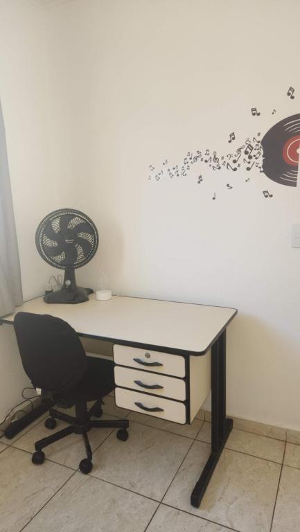 a desk with a chair in front of a wall at AP 3 quartos -2min da ARENA MRV e Expominas- BH in Belo Horizonte