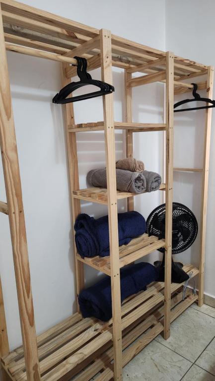 a wooden bunk bed with blue towels in a room at AP 3 quartos -2min da ARENA MRV e Expominas- BH in Belo Horizonte