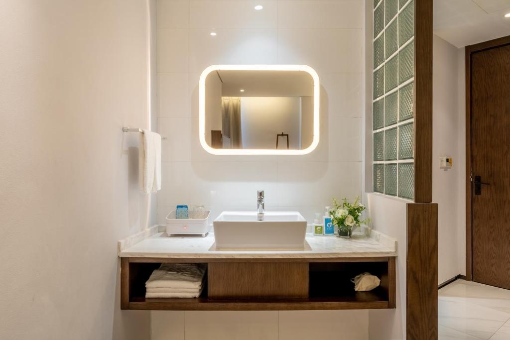 a bathroom with a sink and a mirror at Wuyu Hotel - Chongqing Jiangbei Airport & Light Rail in Chongqing