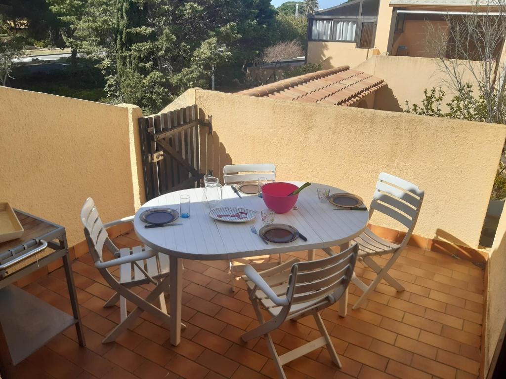 une table et des chaises assises sur une terrasse dans l'établissement Moderne T2 Mezzanine - 6 Pers. Près Plage et Port, Parking Privé, 36m², Terrasse - Port Leucate - FR-1-798-7, à Leucate