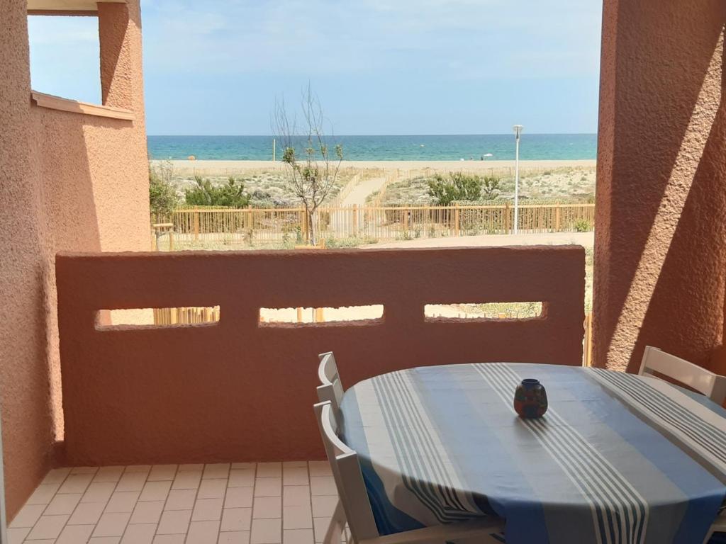 une table sur un balcon avec vue sur la plage dans l'établissement Beau Studio Cabine 4 Pers, 1er Étage, Vue Mer, Parking Port Leucate - FR-1-798-35, à Leucate