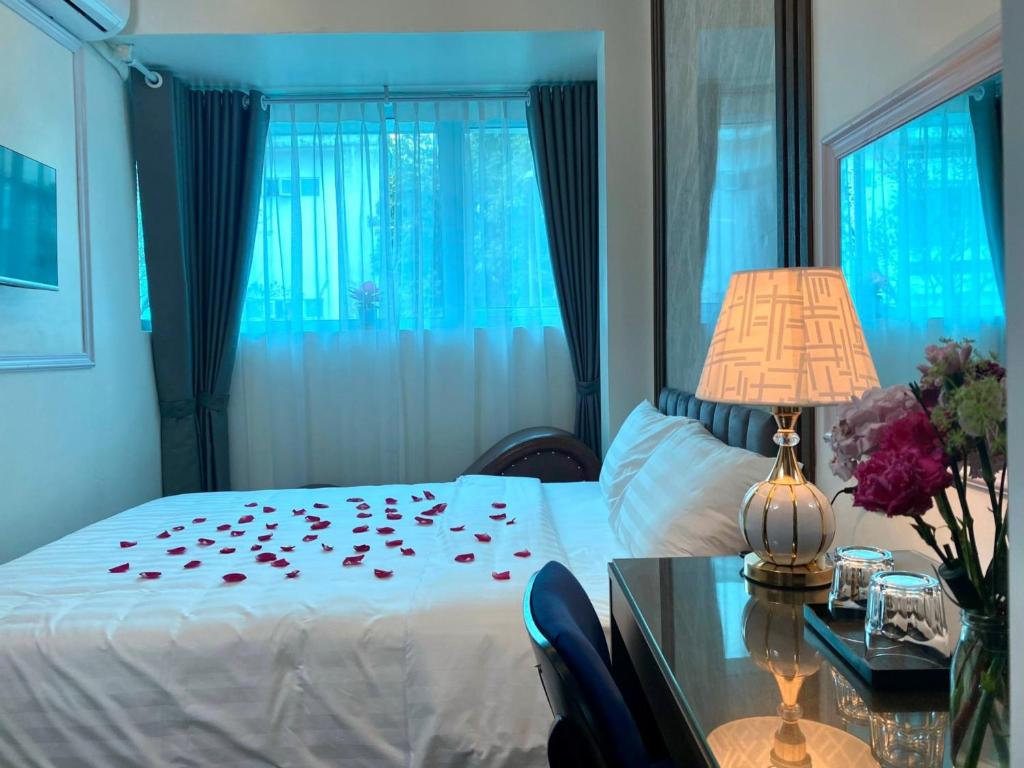 Postel nebo postele na pokoji v ubytování Hanoian Hotel