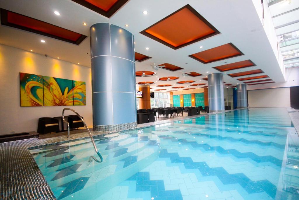 Bazén v ubytování UPad Hotel nebo v jeho okolí