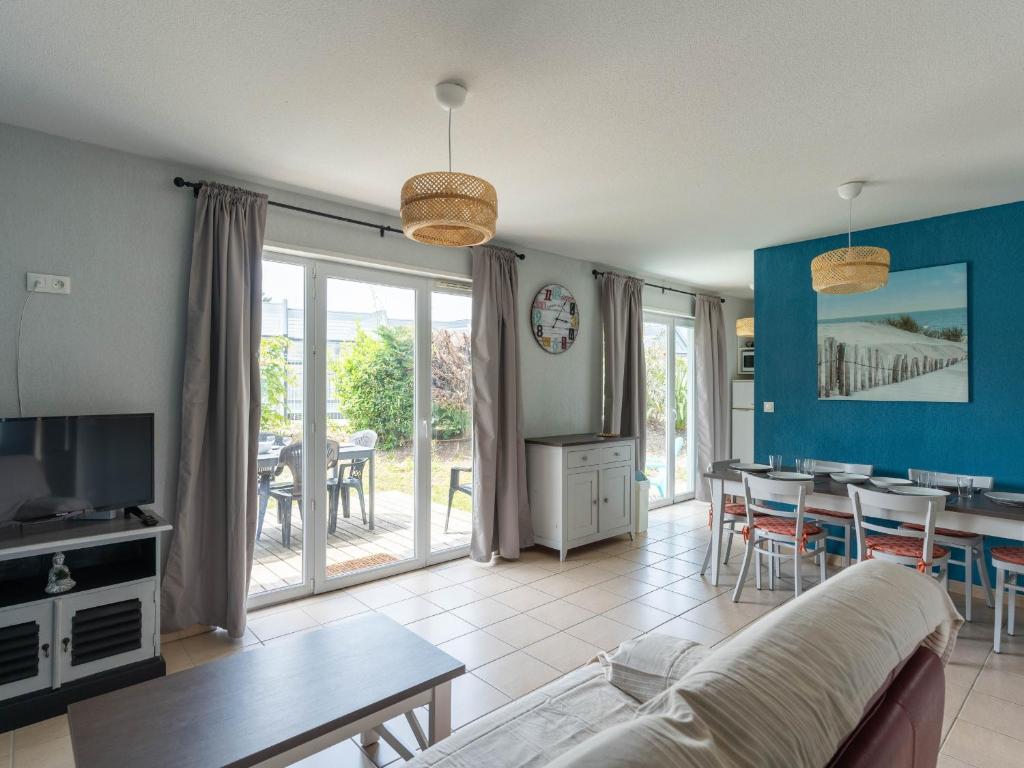 un salon avec un canapé et une table dans l'établissement Maison avec Piscine à Parentis-en-Born, près du Lac – 3 Chambres, Terrasse et WiFi Inclus - FR-1-319-572, à Parentis-en-Born