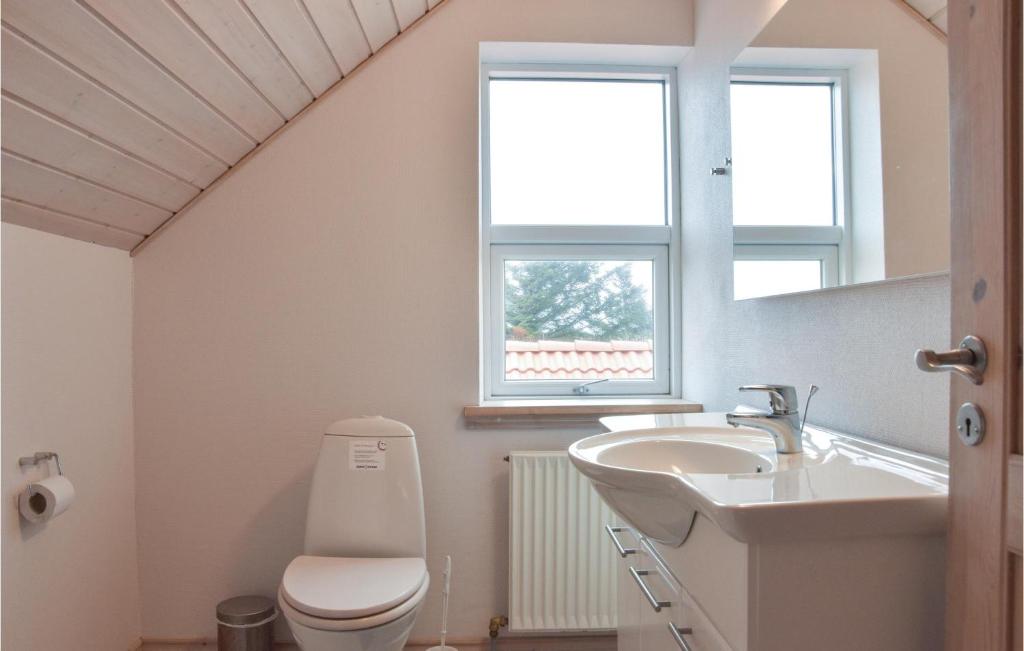 Koupelna v ubytování Holiday Home Holmsland Klitvej Ringkøbing