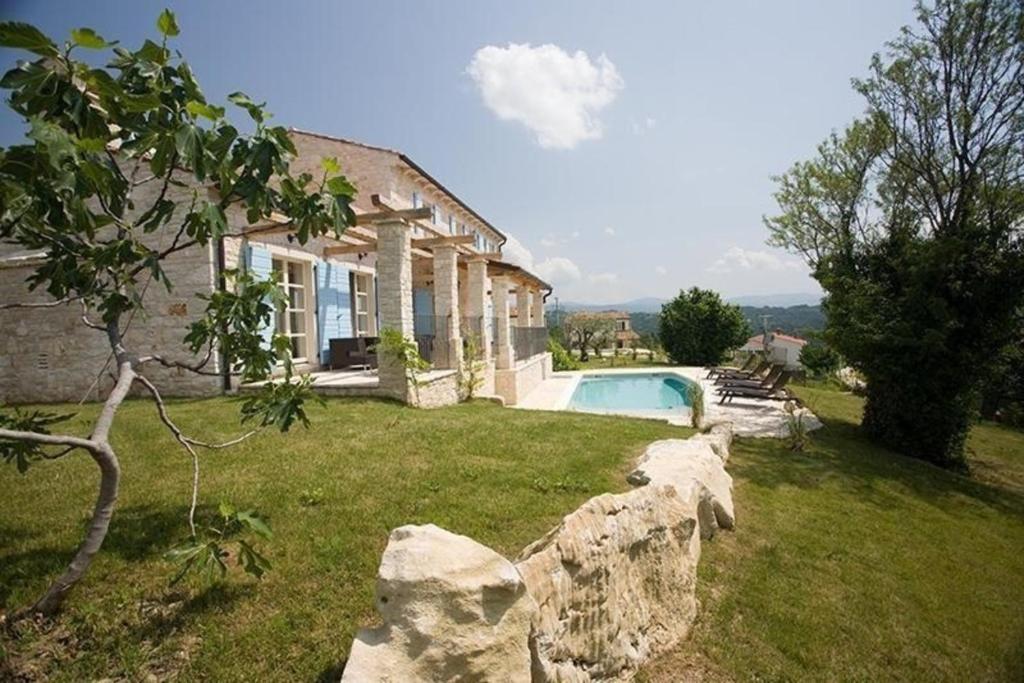 Πισίνα στο ή κοντά στο Hochwertig ausgestattete Ferienvilla mit großem Garten- und Poolbereich