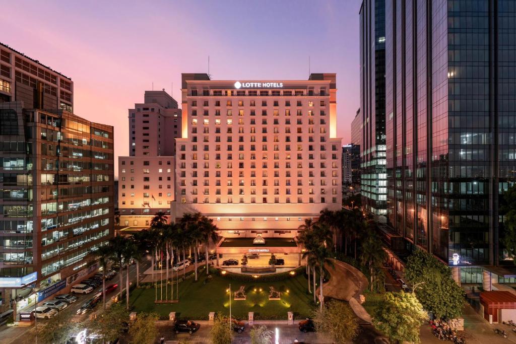 ホーチミン・シティにあるLotte Hotel Saigonの夜のホテルの景色