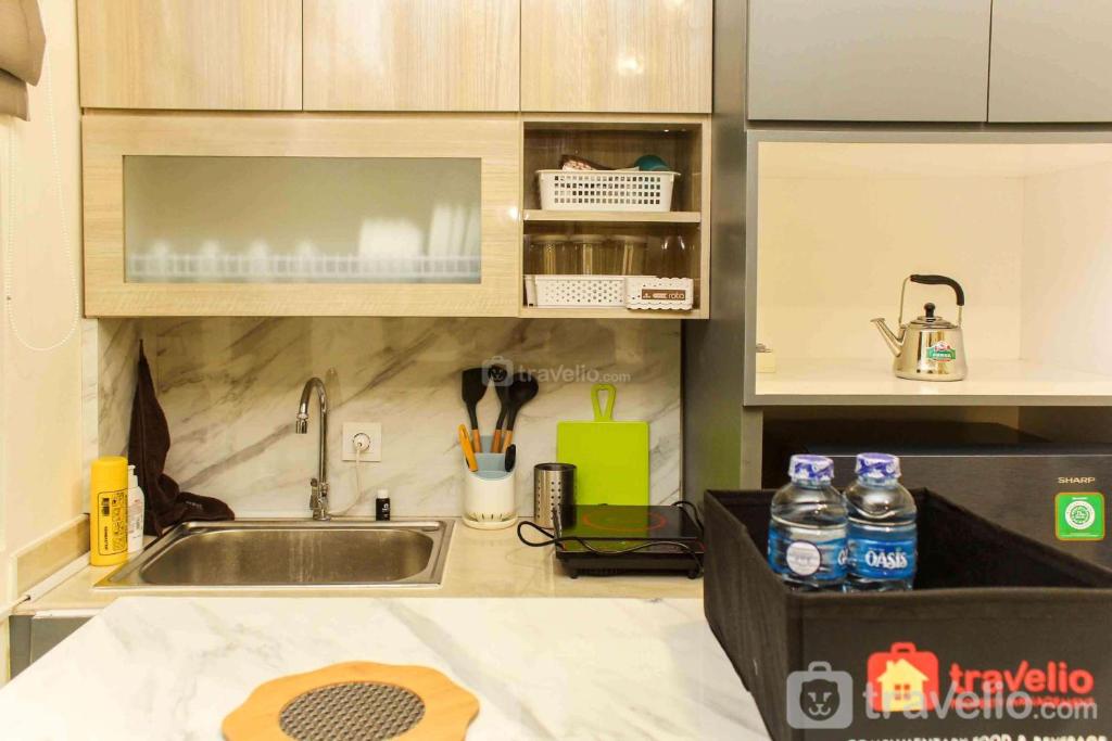 芝卡朗Comfortable and Spacious 2BR at Meikarta Apartment By Travelio的带水槽和台面的厨房