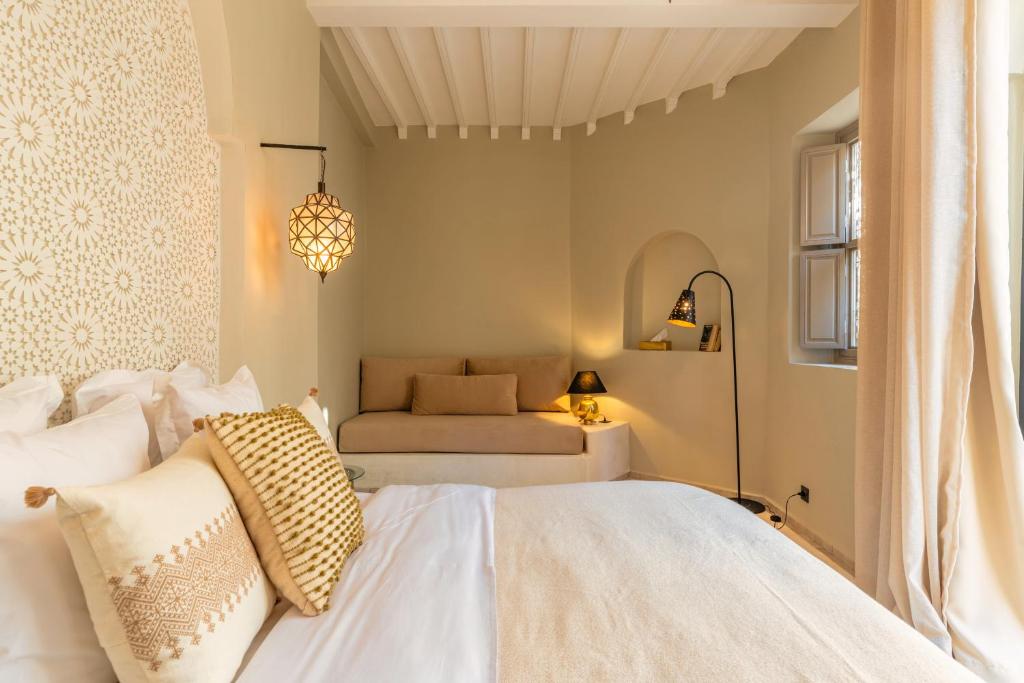 Postel nebo postele na pokoji v ubytování Suites & Spa BY XO-RIAD