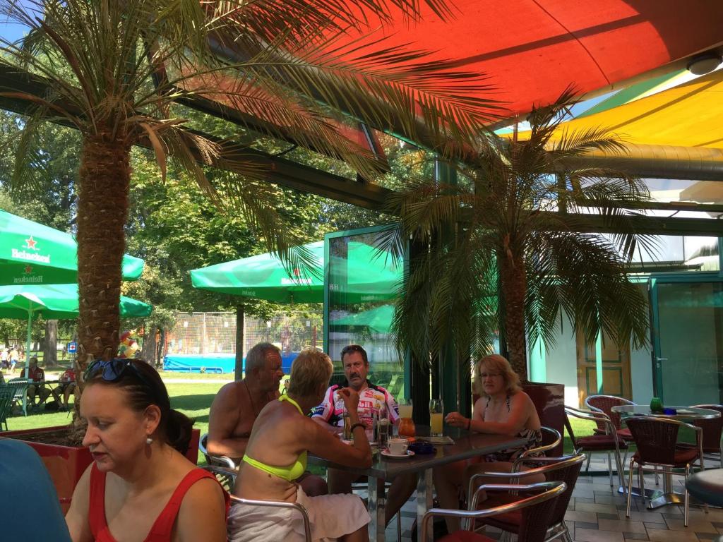 Reštaurácia alebo iné gastronomické zariadenie v ubytovaní Gasthof zur Linde