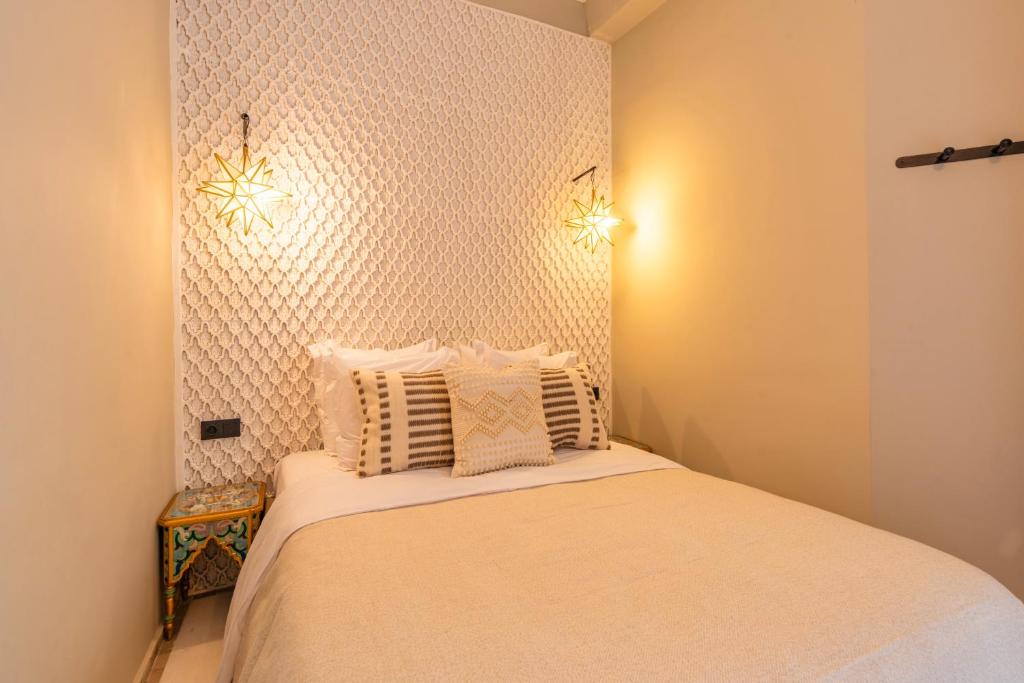 Postel nebo postele na pokoji v ubytování Suites & Spa BY XO-RIAD