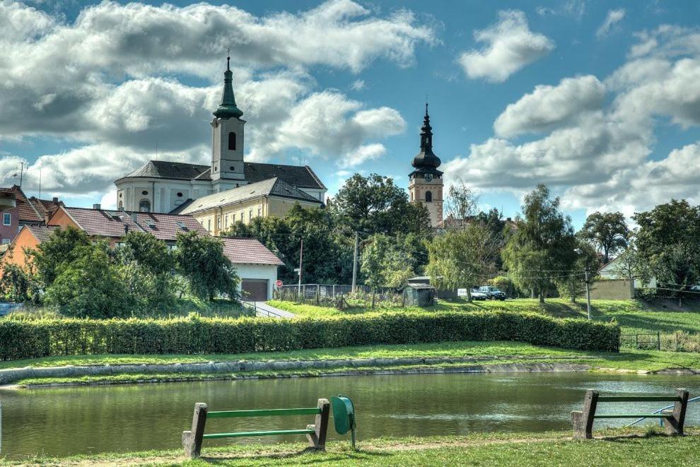 Výhled na řeku, která protéká v blízkosti hotelu