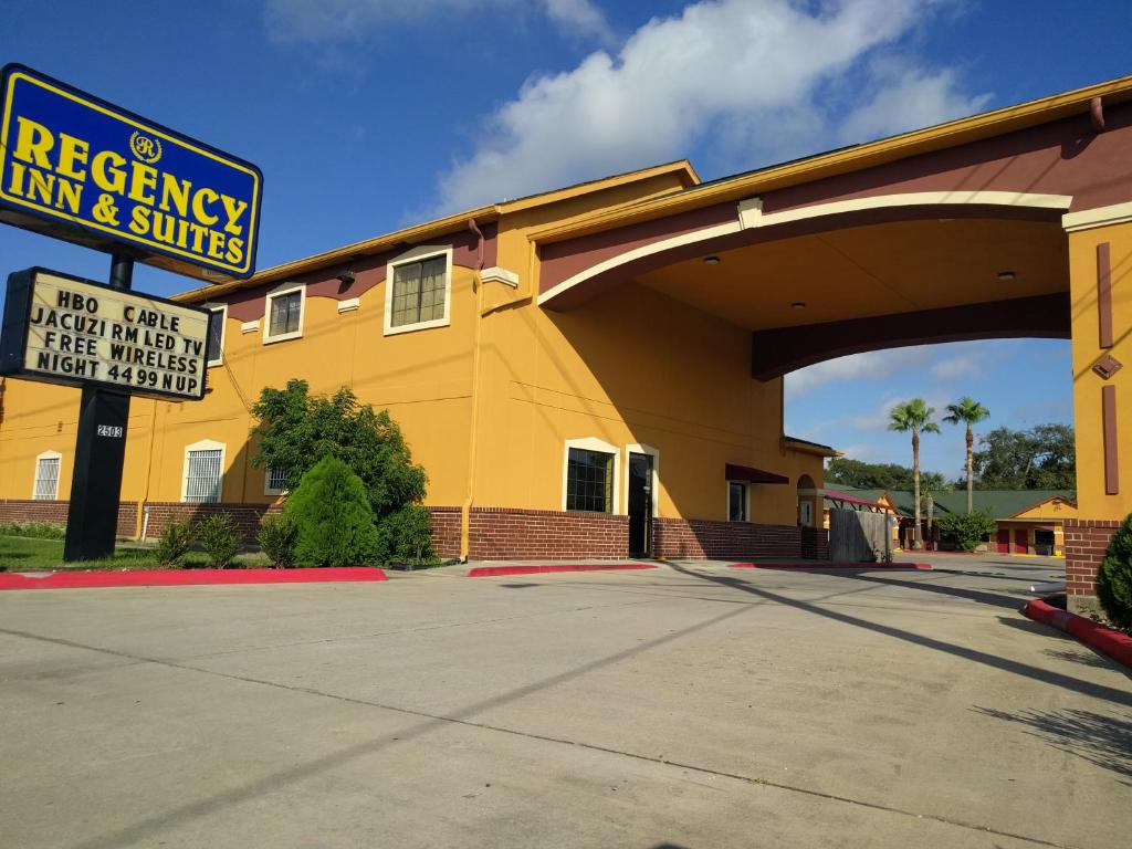 un edificio giallo con un cartello davanti di Regency Inn and Suites Galena Park a Houston