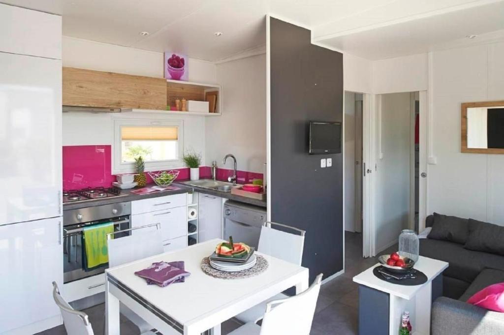 Kuchyň nebo kuchyňský kout v ubytování Ferienhaus in Wackersdorf mit Whirlpool, Terrasse und Grill