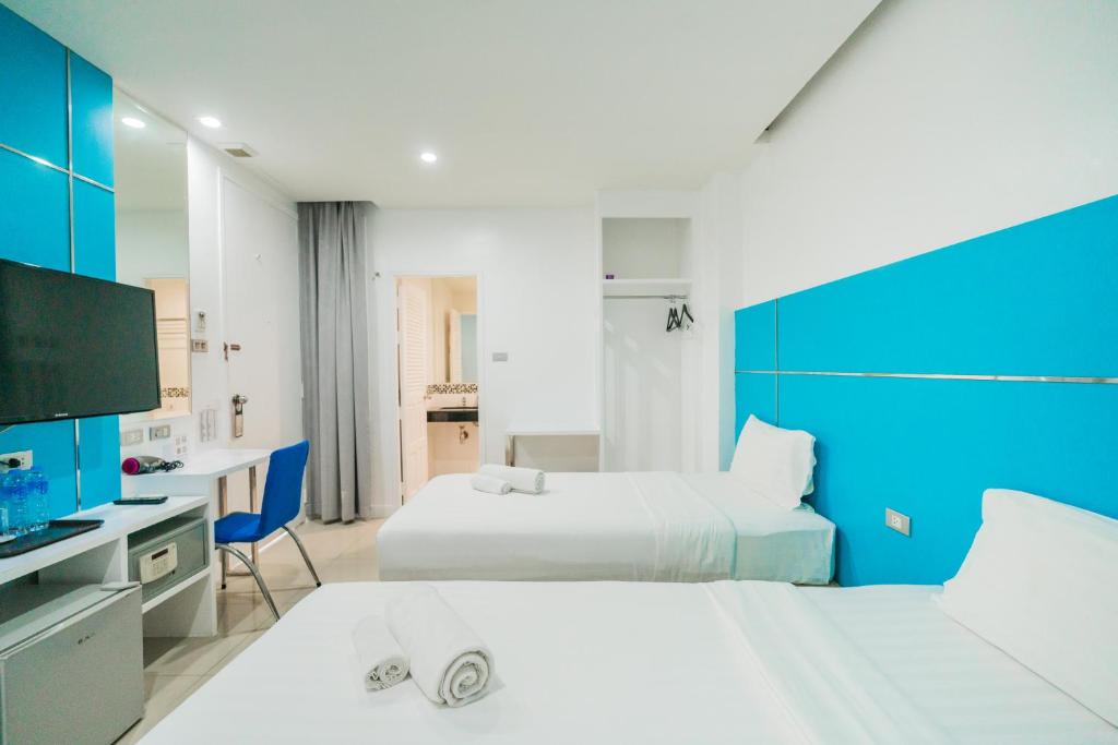 Postel nebo postele na pokoji v ubytování Patong Diamond Hotel