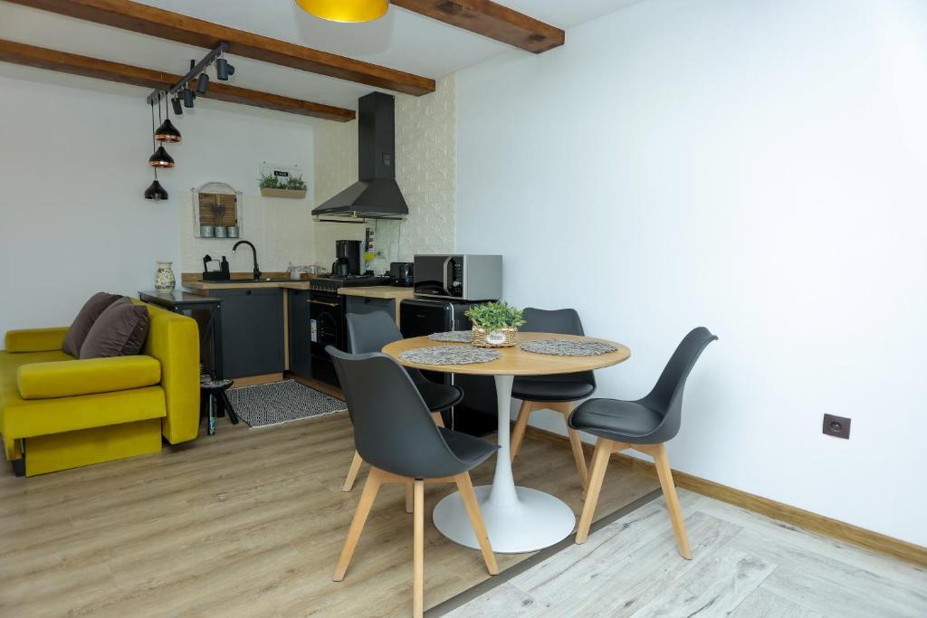 Kuchyň nebo kuchyňský kout v ubytování Conacul Fruntea cu ceru