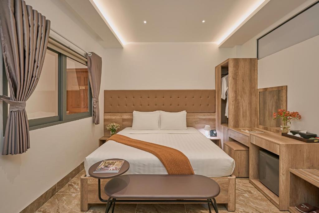Giường trong phòng chung tại California Hotel