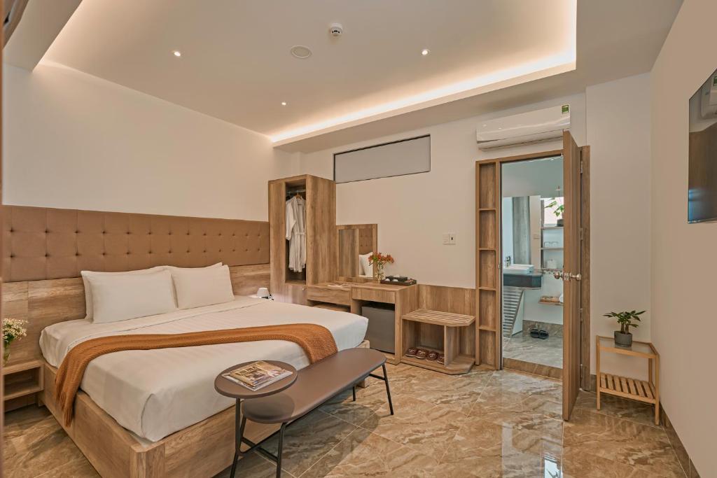 California Hotel - 9