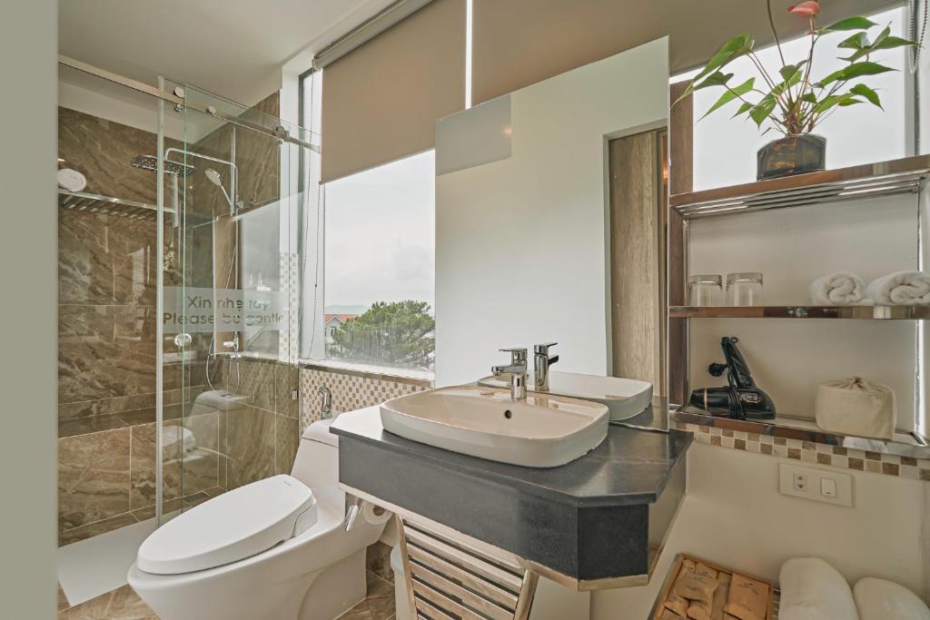 Phòng tắm tại California Hotel