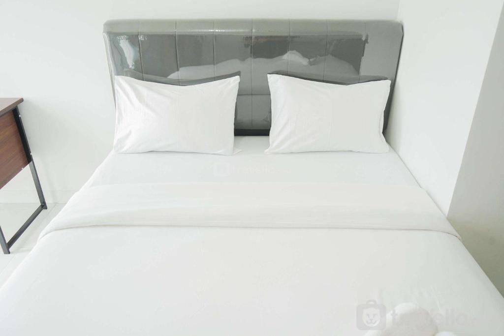 Ένα ή περισσότερα κρεβάτια σε δωμάτιο στο Cozy Studio at Amazana Serpong Apartment By Travelio