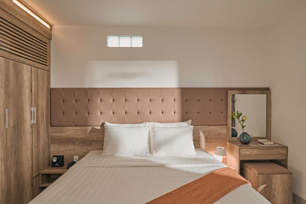 Giường trong phòng chung tại California Hotel